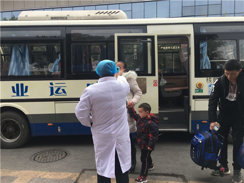 圖五：該院醫(yī)護人員在城北汽車站參與疫情防控工作.jpg