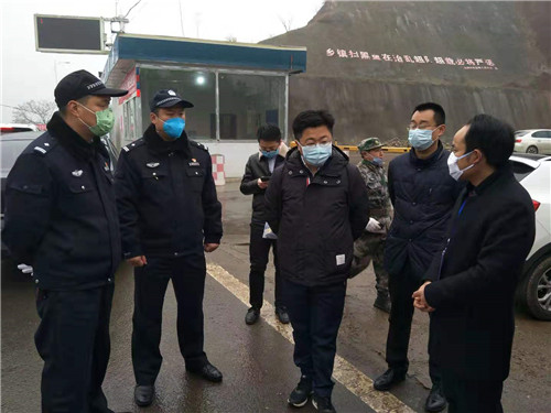 區(qū)委副書記、區(qū)長吳軍督導(dǎo)西眉監(jiān)測點(diǎn)疫情防控工作.jpg