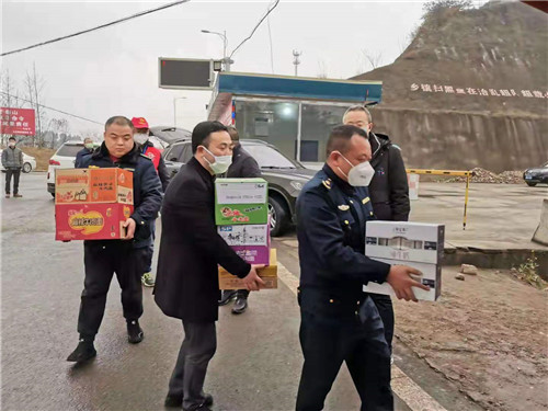 區(qū)交通運(yùn)輸組給疫情防控體溫檢測點(diǎn)送保障物資.jpg