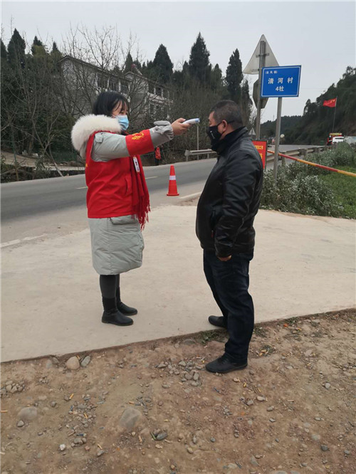 胡蓉檢查群眾體溫 (1).jpg