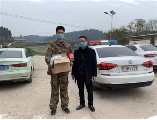 向三圣村捐贈口罩等防疫物資.jpg