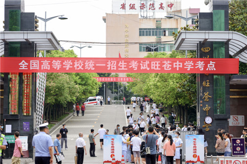 圖為學(xué)生進(jìn)入考場(chǎng) 寧先民攝.jpg