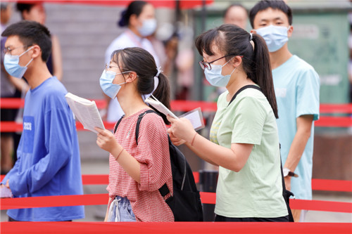 圖為開(kāi)考前學(xué)生們積極復(fù)習(xí) 寧先民攝.jpg