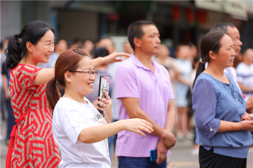 圖為看到孩子們走出考場(chǎng)的家長(zhǎng) 寧先民攝.jpg