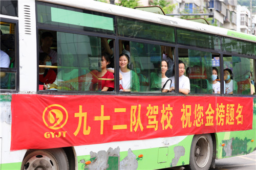 圖為考完試坐上大巴車的學(xué)生們 寧先民攝.jpg