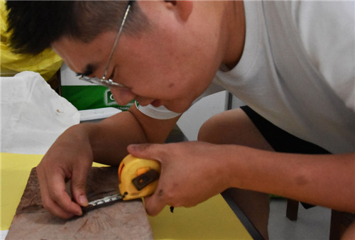 動物學(xué)碩士伍宇翼在考察化石魚.jpg 動物學(xué)碩士伍宇翼在考察化石魚.jpg