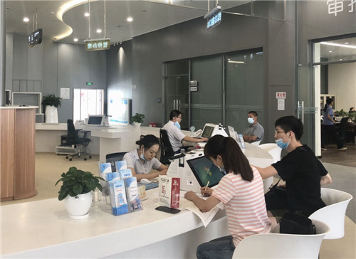 一窗式辦理 方便群眾辦事。.jpg