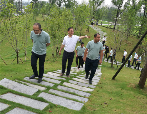 前鋒區(qū)委書記米亮(前中)一邊走一邊向客商介紹情況.jpg 前鋒區(qū)委書記米亮(前中)一邊走一邊向客商介紹情況.jpg