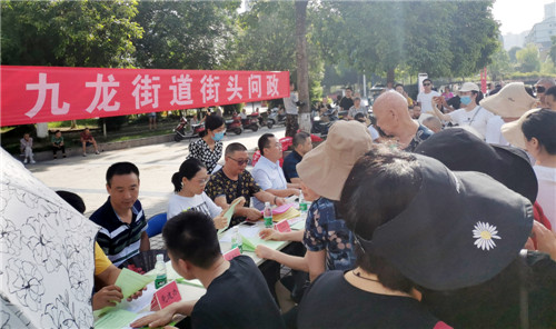 問(wèn)政現(xiàn)場(chǎng)熱鬧非凡.jpg 問(wèn)政現(xiàn)場(chǎng)熱鬧非凡.jpg