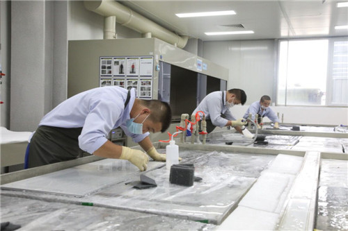 企業(yè)生產線上一片繁忙景象。 (1).jpg