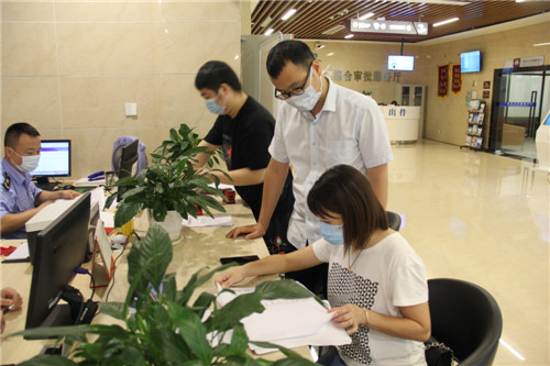 丹棱縣紀(jì)檢監(jiān)察干部在縣市民中心對(duì)窗口部門落實(shí)營商環(huán)境措施開展監(jiān)督檢查.jpg