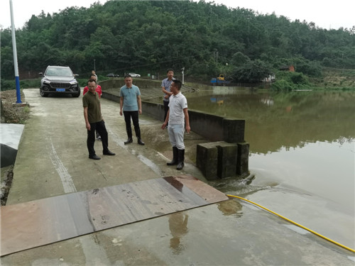區(qū)委常委王松、公義鎮(zhèn)黨委書記付衛(wèi)平進(jìn)行水庫走訪.jpg