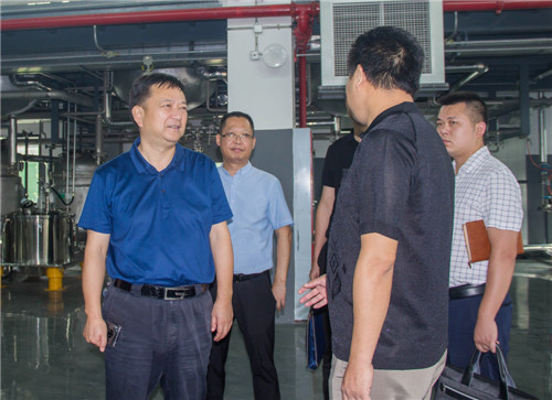 8月20日，歐彥（左一）帶隊(duì)到四川新青陽藥業(yè)實(shí)地查看生產(chǎn)車間，了解生產(chǎn)面臨的問題和困難..jpg