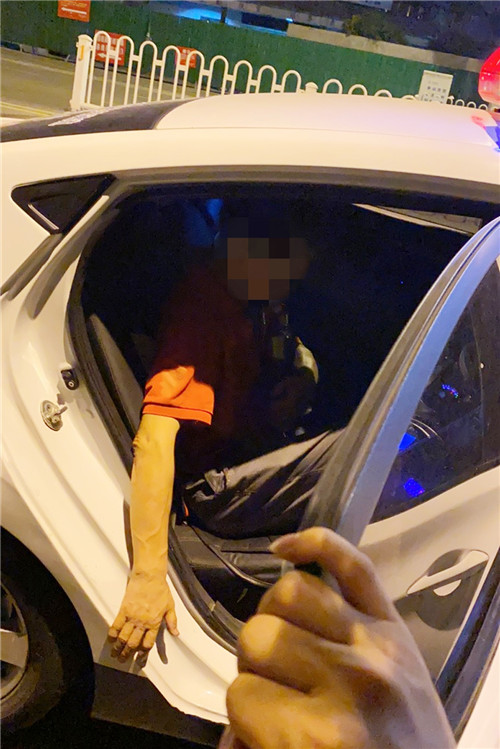 民警救助醉酒男子.jpg 民警救助醉酒男子.jpg