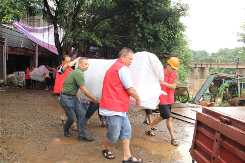 安富村黨員志愿者幫助村民轉(zhuǎn)運物資 (2).jpg