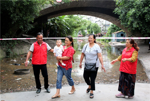 安富村黨員志愿者勸離觀水群眾.jpg