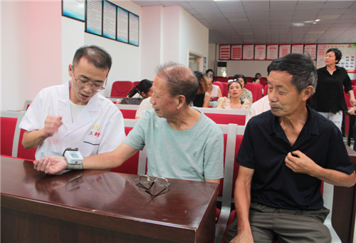 配圖：免費(fèi)測量血壓和用藥咨詢 .jpg