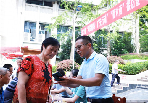 沿口鎮(zhèn)黨委副書記侯昌林參加街頭問政.jpg 沿口鎮(zhèn)黨委副書記侯昌林參加街頭問政.jpg