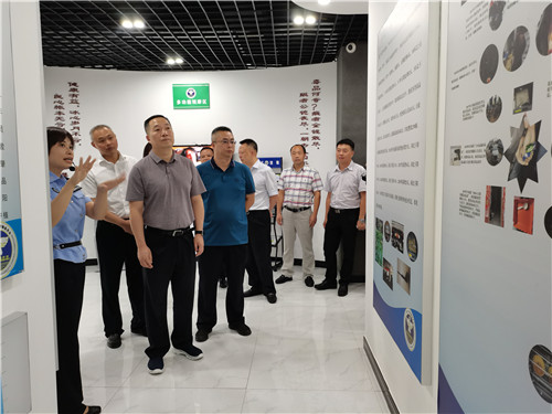 參觀社區(qū)科普禁毒知識長廊.jpg 參觀社區(qū)科普禁毒知識長廊.jpg