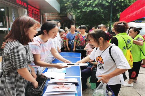 圖為工作人員向群眾發(fā)放宣傳資料.jpg 圖為工作人員向群眾發(fā)放宣傳資料.jpg